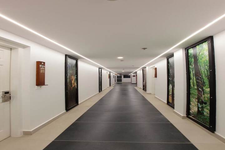Ballroom/Hall 48 of 49