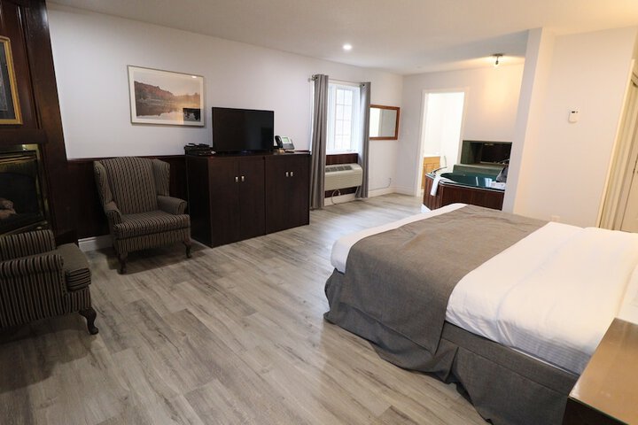 Junior Suite Queen Bed Lake View Sofa Jetted Tub (1 of 12)
