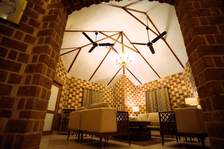 Lounge 58 of 79