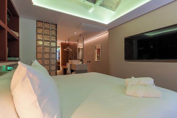 Room 34 of 102