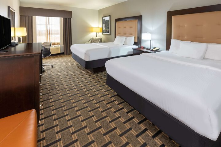 2 Queen Beds Accessible (9 of 12)
