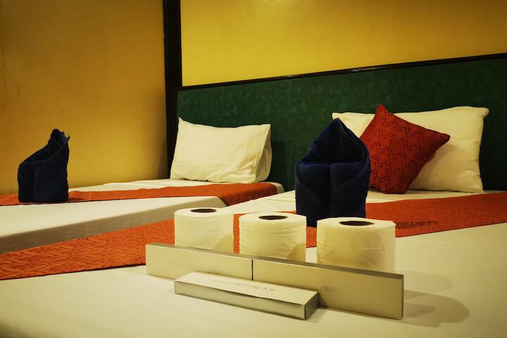 Room 8 of 83