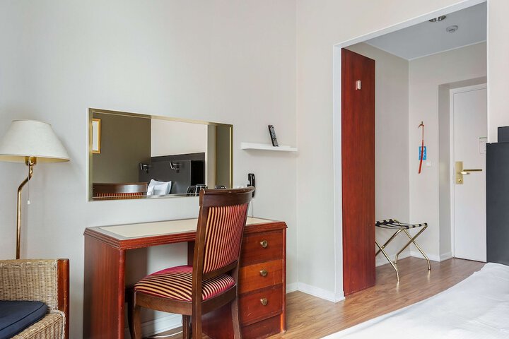Room 9 of 30