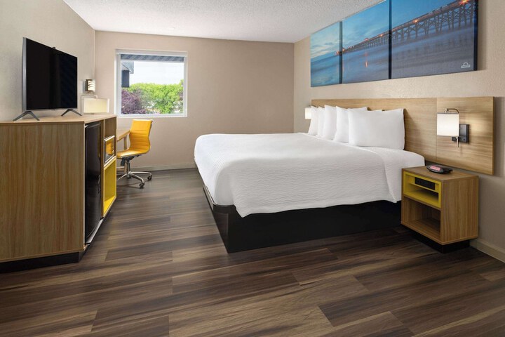 1 King Bed (4 of 4)