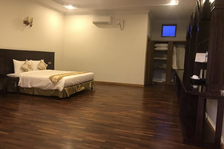 Room 4 of 25