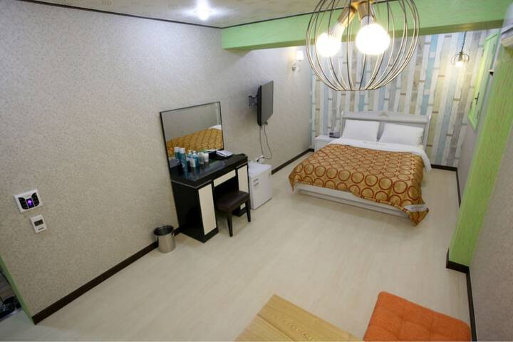 Room 10 of 29