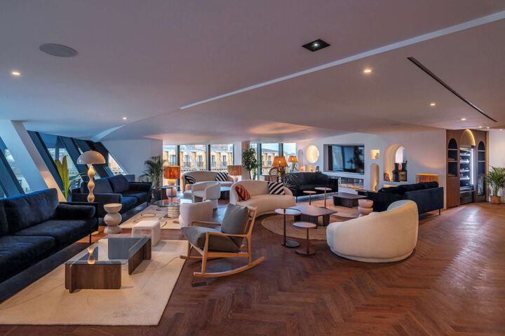 Lounge 36 of 49