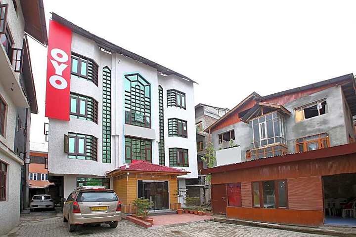 Hotel O Azad