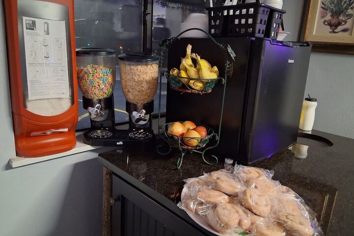 Breakfast/Coffee Service 26 of 32