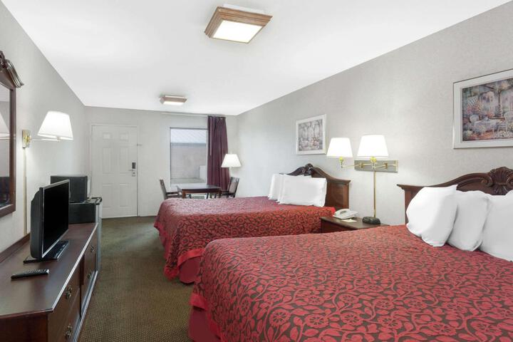 2 Queen Beds (5 of 6)