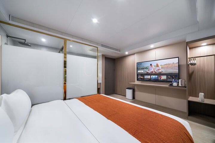 Room 33 of 62
