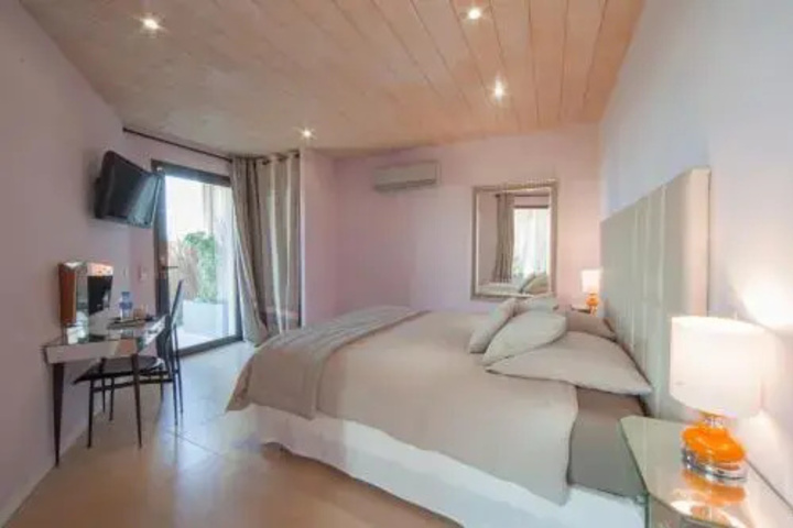 Room 5 of 11