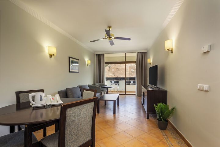 Room 4 of 37