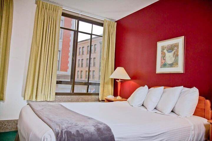 Interior Economy Queen Bed Pet Friendly (28 of 47)