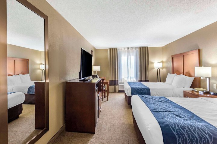 1 Queen Bed (3 of 21)