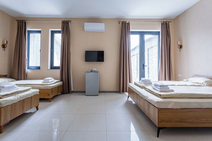 Room 9 of 33