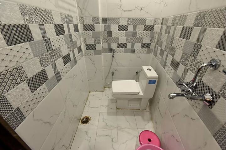 Room 12 of 16