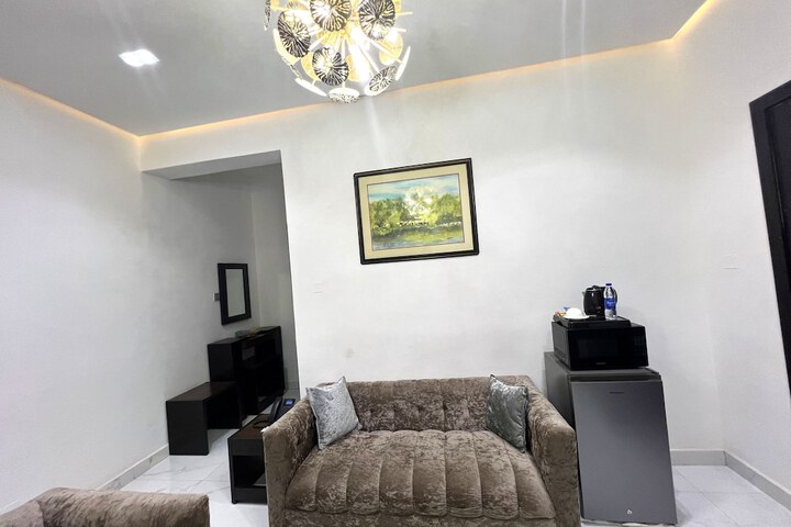 Room 32 of 100