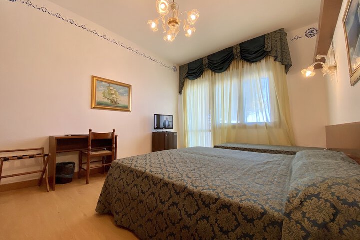 Room 9 of 38