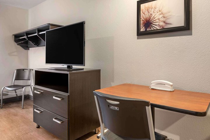 Standard Studio 1 Queen Bed (5 of 10)