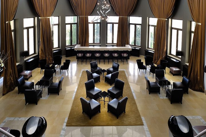 Lounge 100 of 141
