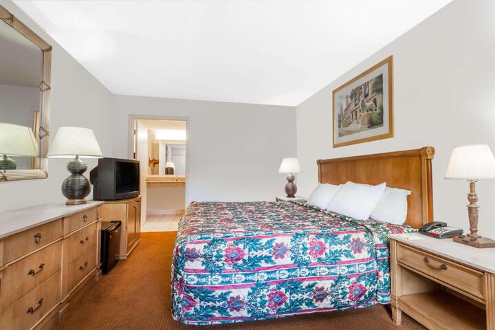 1 King Bed (1 of 10)