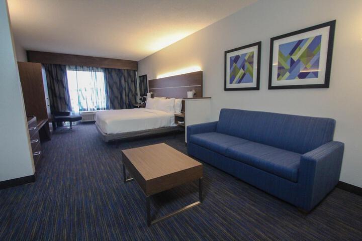 1 King Bed (4 of 16)