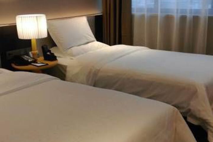 Room 4 of 9