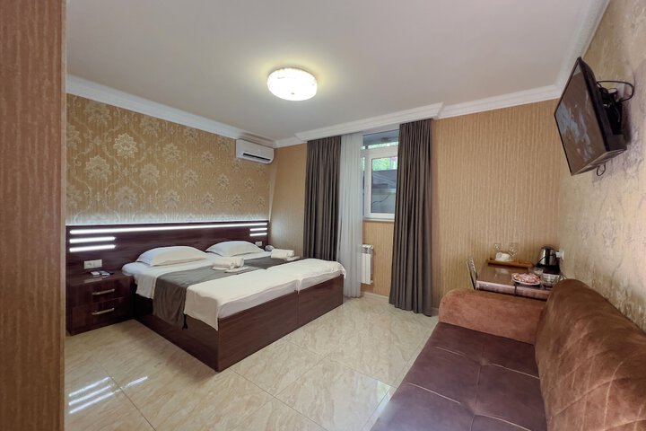Room 4 of 77