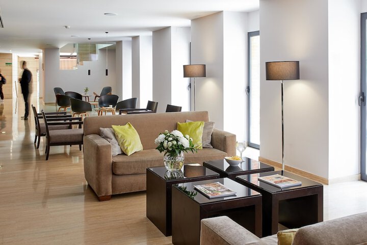 Lounge 51 of 61
