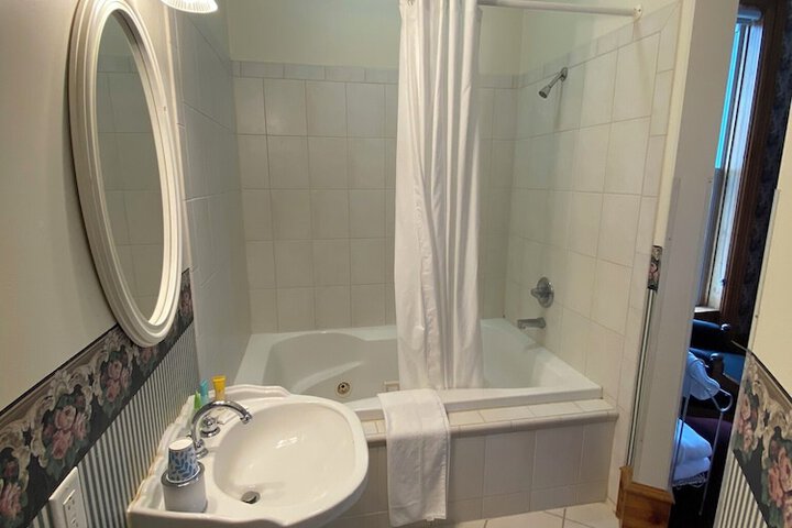 Basic Room 1 King Bed Hot Tub (12 of 38)