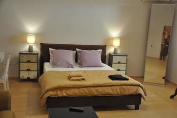 Studio in Glifada With Furnished Garden & Wifi - 1 Km From The Beach