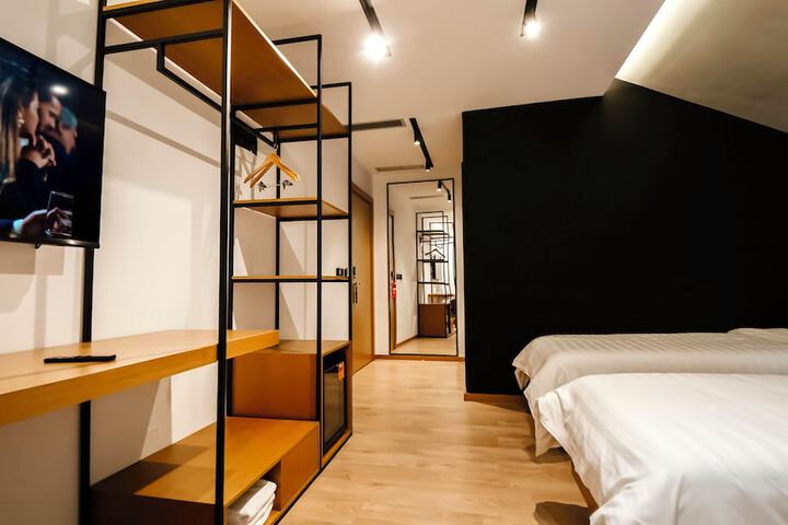 Room 11 of 27