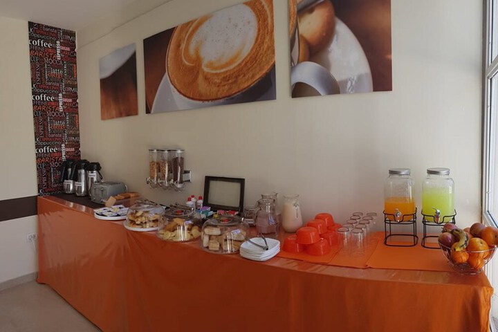 Breakfast/Coffee Service 25 of 37