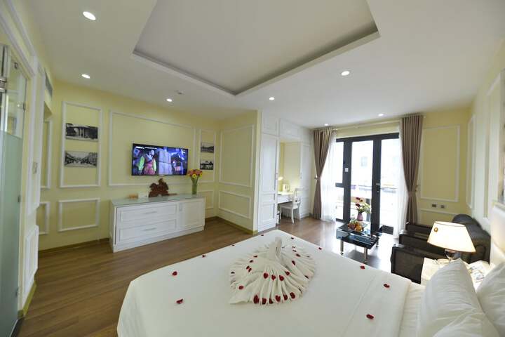 Room 8 of 98