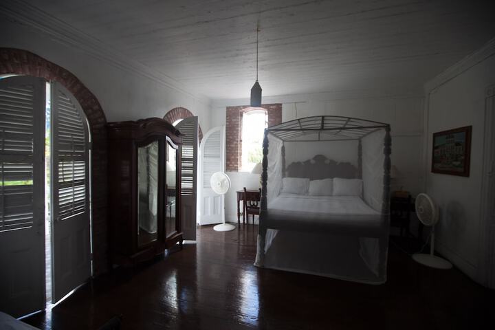 Room 8 of 163