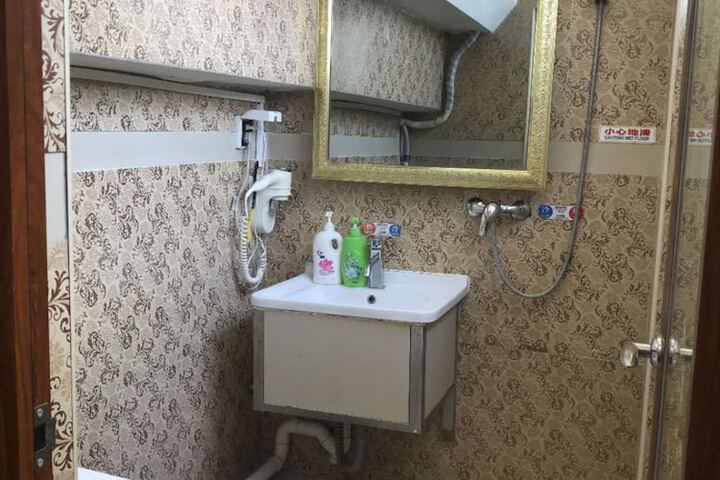 Room 7 of 9