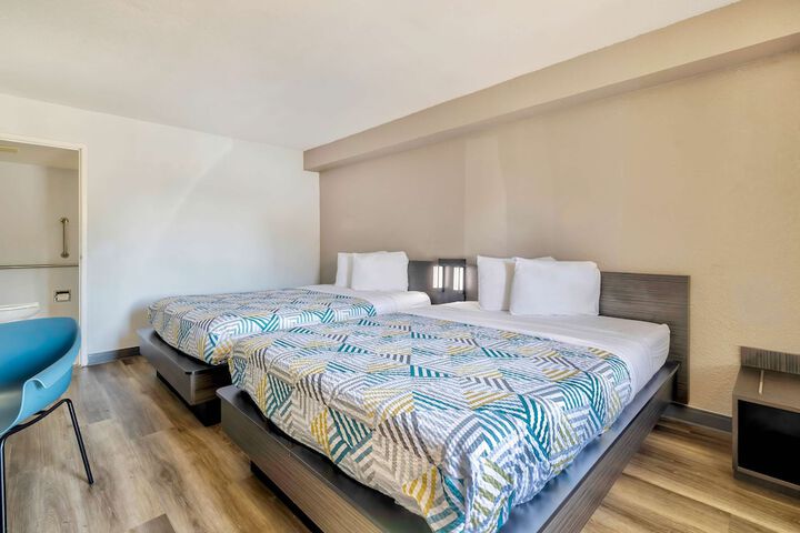 1 Queen Bed (3 of 9)