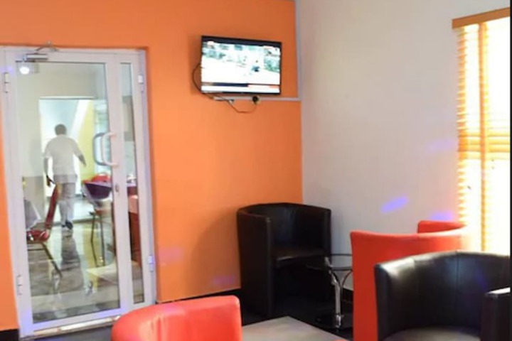 Lounge 18 of 25
