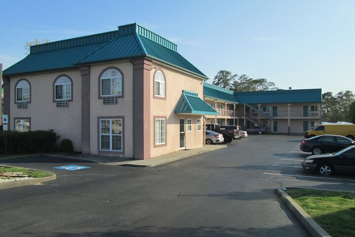 Delux Inn &  Suites in Absecon, NJ
