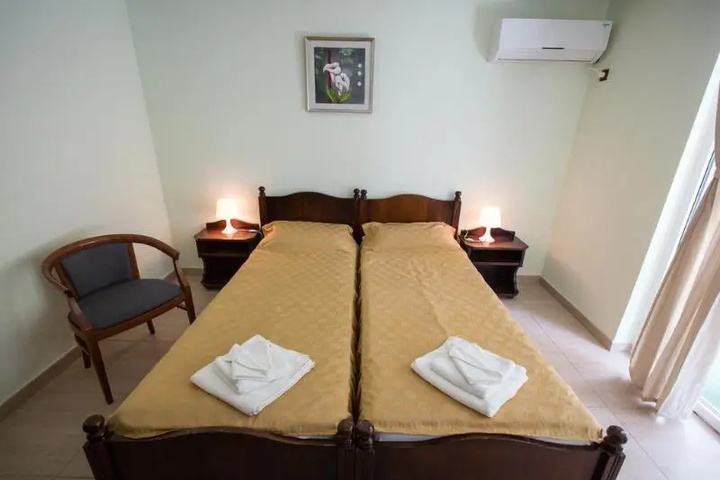Room 4 of 8