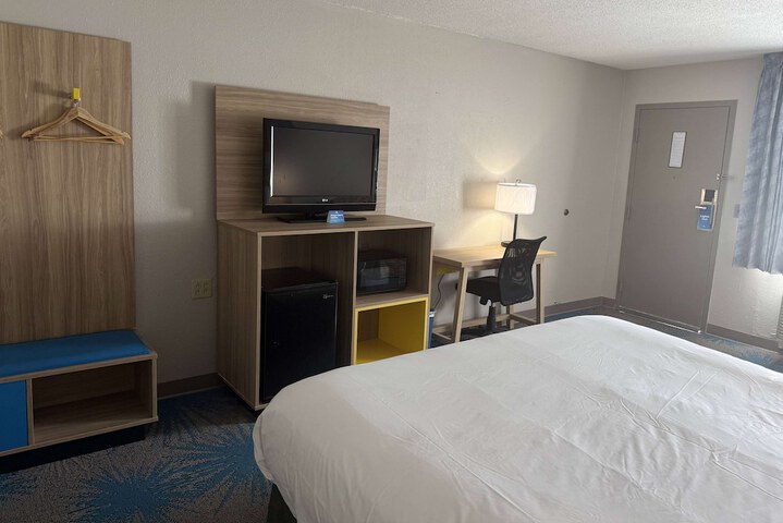 1 King Bed (3 of 11)