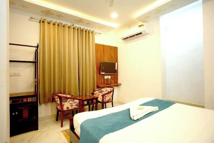 Room 8 of 18