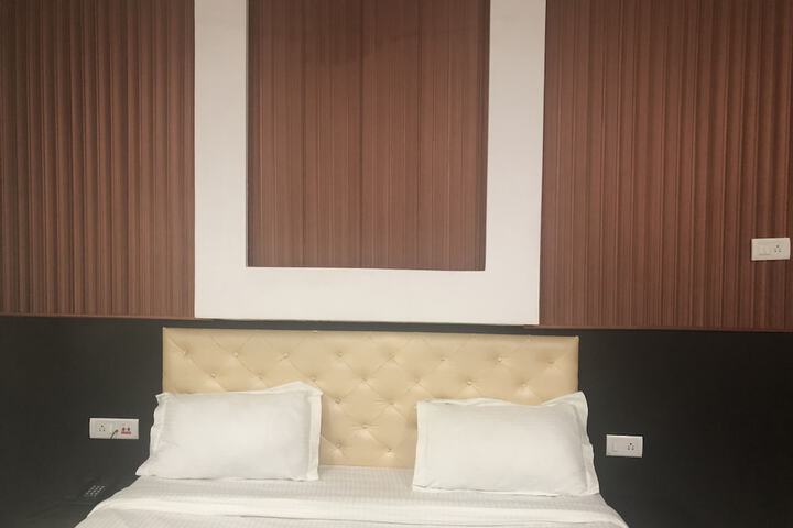 Room 4 of 16