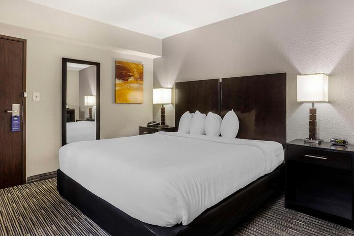 1 King Bed Microwave and Refrigerator WiFi Full Breakfast (9 of 22)