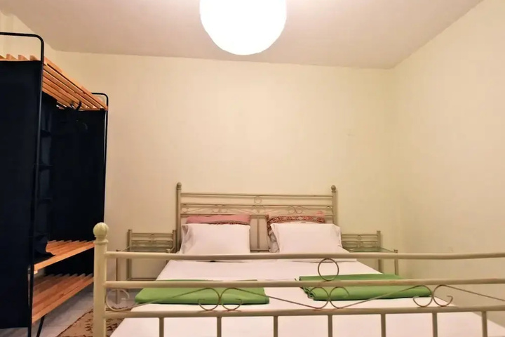 Room 4 of 6