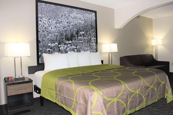 1 Queen Bed Cruise Room (6 of 12)