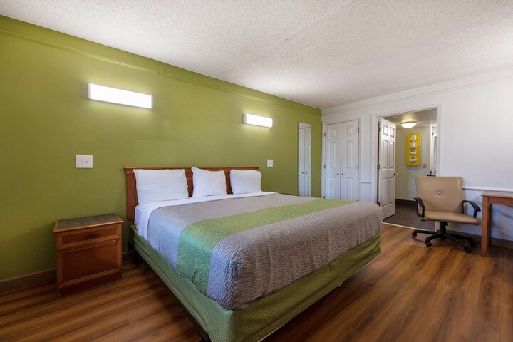 1 King Bed (2 of 16)