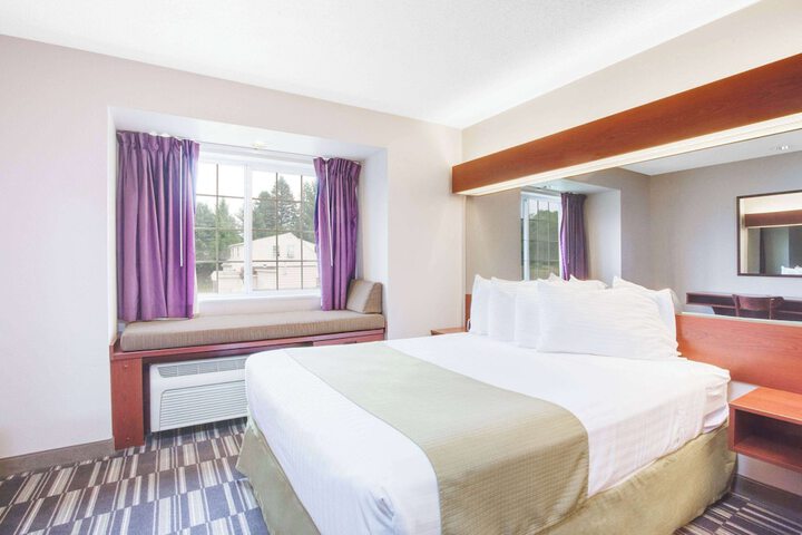 1 King Bed Hearing Accessible Suite (6 of 11)