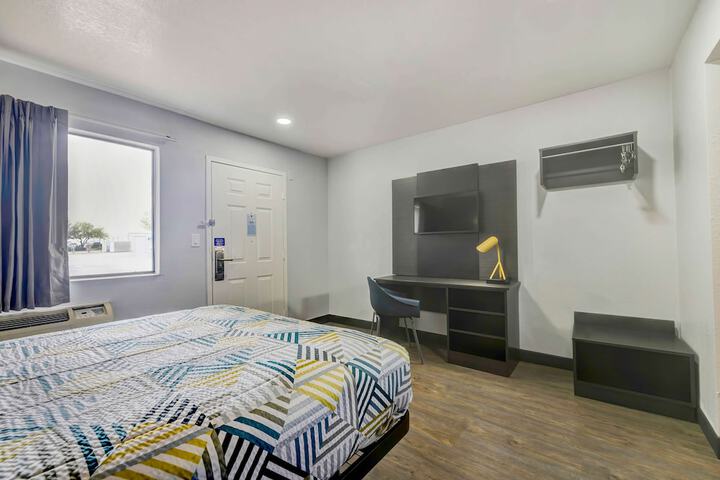 1 Queen Bed (2 of 13)